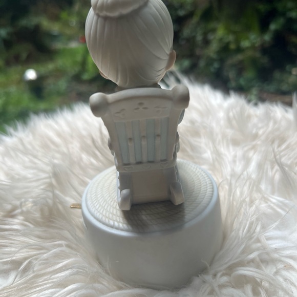 Precious Moments Antique Cat & Grandma Rocking Chair Music Playing Figurine - Picture 5 of 6